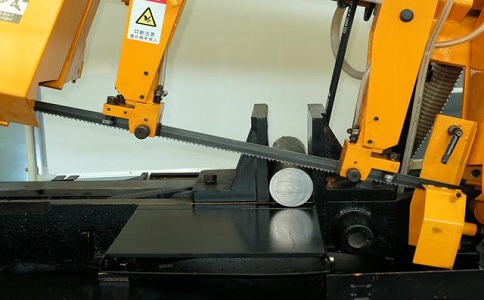 德昌数控带锯床自动送料精度会出现偏差吗？